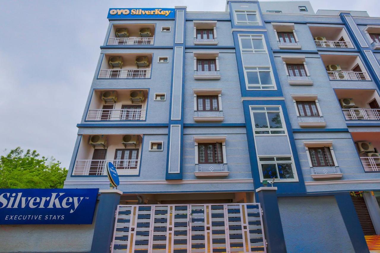 Hotel Oyo Silverkey 74581 Nallagandla à Haïdarabad Extérieur photo